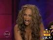 Tyra Banks yayında koltuktan düştü