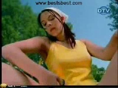 sexy k�z makasla kes�yor